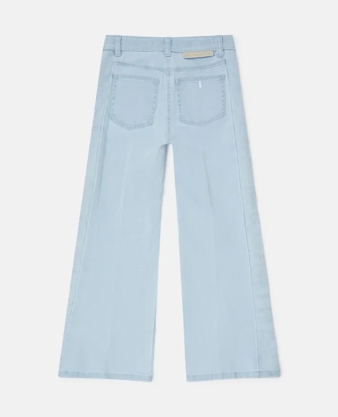 Utställda ljusblå jeans