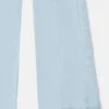 Utställda ljusblå jeans