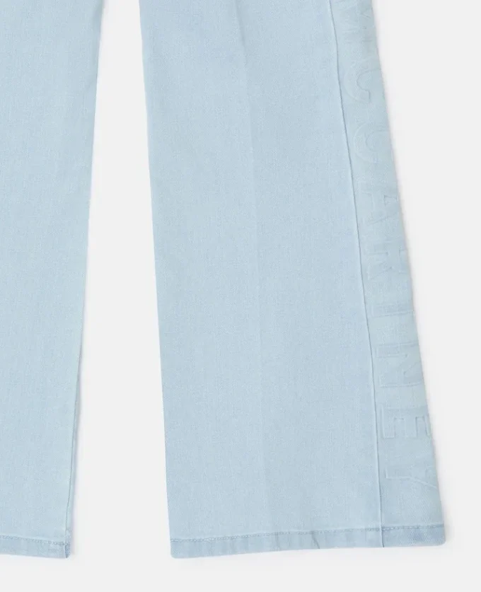 Utställda ljusblå jeans