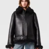 Vegansk jacka med bälte i shearling Vegansk jacka med bälte i shearling