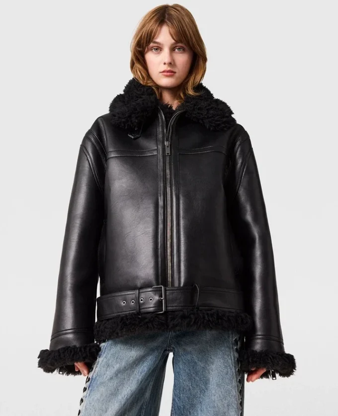 Vegansk jacka med bälte i shearling Vegansk jacka med bälte i shearling