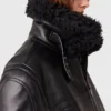 Vegansk jacka med bälte i shearling Vegansk jacka med bälte i shearling