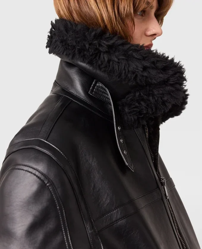 Vegansk jacka med bälte i shearling Vegansk jacka med bälte i shearling